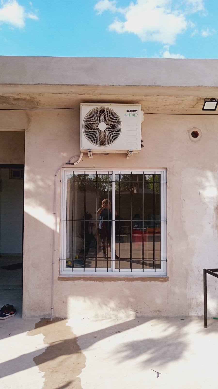 Aire acondicionado con ventana abierta